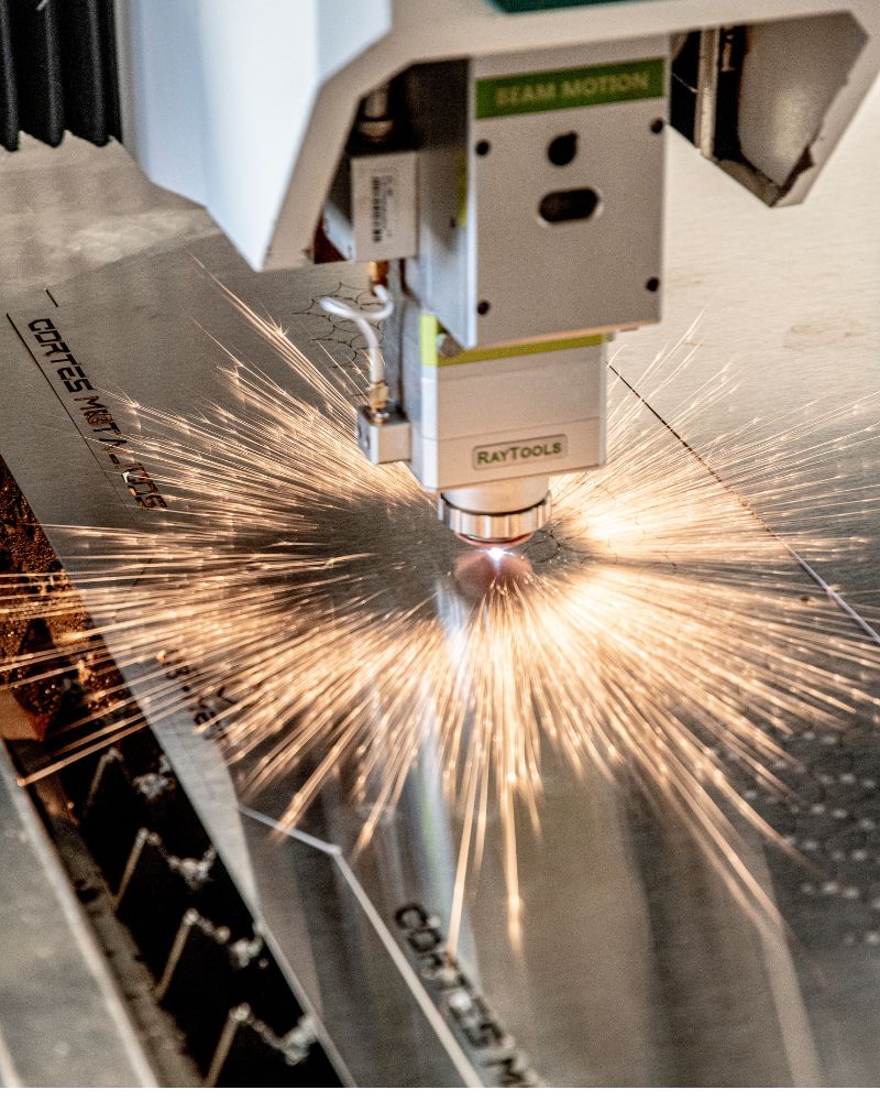 Corte l&aacute;ser en proceso sobre l&aacute;mina met&aacute;lica